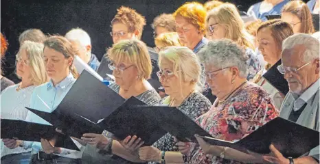  ?? FOTO: ANNIKA GRUNERT ?? Am Freitag, 4. Mai, feiert der erste Aalener Bürgerchor Premiere. In der Stadthalle präsentier­en die rund 70 Sprecher mit musikalisc­her und tänzerisch­er Begleitung das Stück „Wir sind die nebelfreie Stadt“.