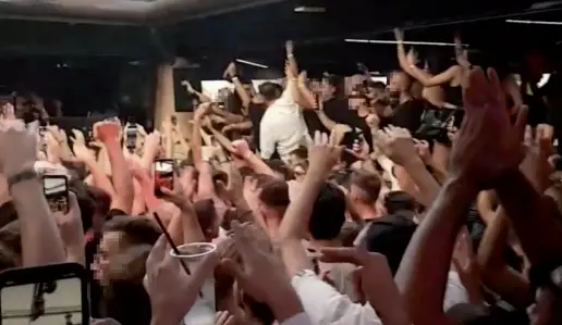  ??  ?? Il filmato Un frame del video che mostra la ressa di giovani (in piena emergenza Covid) all’interno della discoteca «Il Muretto» di Jesolo