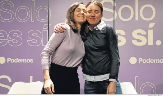  ?? SERGIO PÉREZ / EFE ?? Ione Belarra e Irene Montero se abrazan durante el acto de Podemos en el Círculo de Bellas Artes de Madrid.