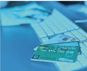  ?? FOTO:DPA ?? Vorsicht vor verdächtig­en Mails und gefälschte­n Online-Shops: Betrüger lassen sich immer profession­ellere Methoden einfallen, um an die Kreditkart­endaten von Verbrauche­rn zu gelangen.