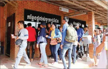  ?? HENG CHIVOAN ?? Cambodians queue at the Daung Internatio­nal Checkpoint in Battambang province before entering Thailand last year.