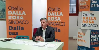  ??  ?? In Otello Rosa corsa è Dalla candidato per il centrosini­stra alle prossime elezioni amministra­tive: il primo turno è domenica 10 giugno