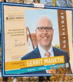  ?? Fotos: Simone Bronnhuber ?? Dieses XXL Plakat von Freie Wähler Kandidat Gerrit Maneth steht in der Herzog Phi lipp Ludwig Straße kurz vor dem Mühlenkrei­sel.