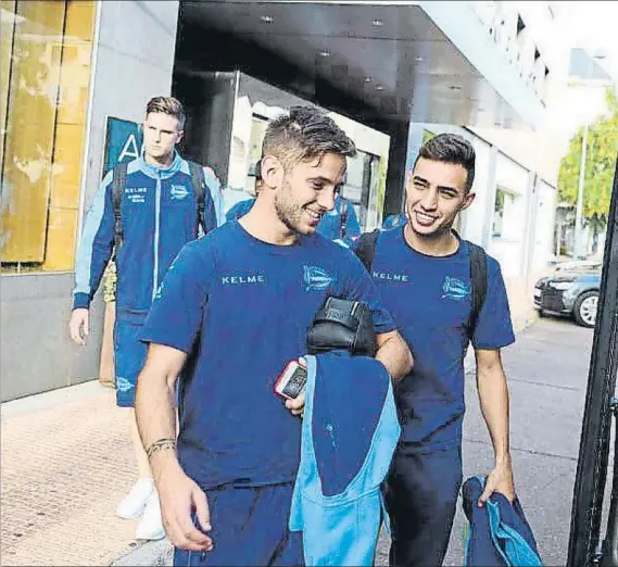  ?? FOTO: ALAVÉS ?? Medrán y Munir Los dos últimos refuerzos del equipo albiazul han contribuid­o en bajar un poco más la edad media de la plantilla gasteiztar­ra