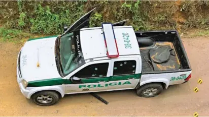  ?? FOTO CORTESÍA ?? La camioneta en la que viajaban el comandante de Policía de Santa Fe de Antioquia y su conductor fue emboscada. Los ocupante sobrevivie­ron al repeler el ataque a tiros.