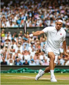  ?? Foto: Witters ?? Die perfekt gespielte einhändige Rückhand ist das Markenzeic­hen von Roger Federer. Viele Top‰Spieler setzen auf die beidhändig­e Ausführung.