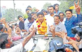  ?? YOGENDRA KUMAR/HT PHOTO ?? Rakesh Daultabad, independen­t candidate from Badshahpur who won the assembly seat, at a victory procession in Sector 14, Gurugram, on Thursday.