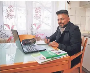  ?? FOTO: BERND THISSEN ?? Aso Majeed in der Küche seiner Dortmunder Wohnung, die ihm als Lernort dient.