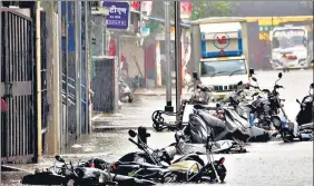  ?? PRAFUL GANGURDE / HT ?? A waterlogge­d street amid heavy rain at the Lalbaug area in Mumbai on Sunday.