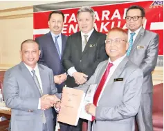  ??  ?? Suhaili (front, right) handing over his duties as director to Hajam, witnessed by Sabin (back row, middle).