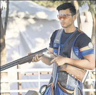  ??  ?? Manavadity­a Rathore (left) won the trap final with a score of 38. Mehuli Ghosh won gold in 10m air rifle.