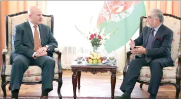  ??  ?? عبد الله عبد الله المدير التنفيذي للحكومة الأفغانية لدى استقباله إتش آر مكماستر مستشار الأمن القومي الأميركي في العاصمة كابل أول من أمس (إ.ب.أ)