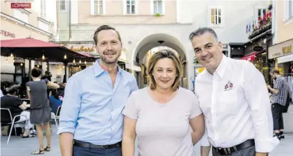  ?? BILD: SN/WWW.NEUMAYR.CCNEUMAYR/LEO ?? „Feinkost Salzburg“soll das neue Geschäft nahe dem Sauterboge­n in der Dreifaltig­keitsgasse heißen. Von links: Wolfgang Steinmetz, Katica Lamesic und Anton Gruber.