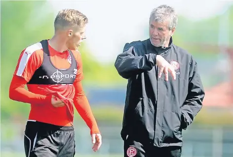  ?? FOTO: FALK JANNING ?? Torjäger Rouwen Hennings und Trainer Friedhelm Funkel hatten nach dem Training noch etwas zu besprechen.