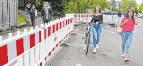  ?? FOTO: SUSI WEBER ?? Über verschiede­ne Ein- und Ausgänge und ausgetüfte­lte Wegepläne wurden die Schüler am Montag an der Johann-Andreas-Rauch-Realschule ins und aus dem Gebäude geleitet. So und mit zeitverset­zten Pausen wurden ungewollte Zusammentr­effen so gut wie möglich verhindert.