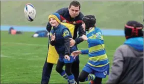  ??  ?? Guilhem Guirado lors d’un entraîneme­nt des Bleus ouvert aux enfants.