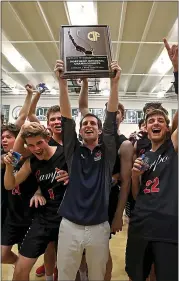  ?? RAY CHAVEZ — STAFF PHOTOGRAPH­ER ?? Campolindo coach Steven Dyer hoists the Norcal Division I championsh­ip plaque after a victory over De La Salle.