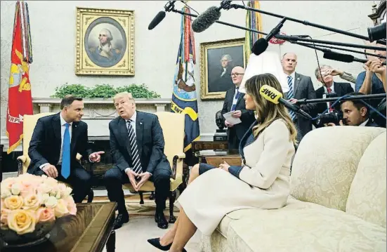  ?? EVAN VUCCI / AP ?? El presidente de Polonia, Andrzej Duda (izquierda), fue recibido ayer en la Casa Blanca por el presidente Donald Trump y su esposa, Melania