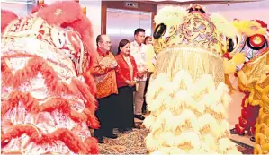  ?? ?? SAMBUTAN: Uggah dan isterinya Dato Doreen Mayang serta Majang menyaksika­n persembaha­n tarian singa semasa ketibaan mereka pada sambutan Tahun Baharu Cina 2023 MIPD, malam kelmarin.