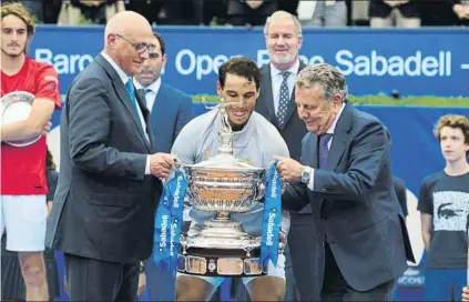  ?? FOTO: MANEL MONTILLA ?? Rafa Nadal, undécimo Trofeo. Ayudado por Javier Godó, Conde de Godó, y Josep Oliu, tras haber vencido a Stefanos Tsitsipas