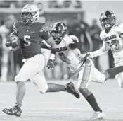  ??  ?? St. Thomas Aquinas’ Daniel Carter sprints ahead of several Lakeland defenders in the 7A state final game.