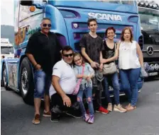  ??  ?? La organizaci­ón de este primer Barakaldo Truck Festival corrió a cargo del Club Camión Euskadi cuyos componente­s (foto superior) posan con el ganador de camiones decorados. Otros ilustres visitantes fueron Josín y Javi (foto inferior) que se desplazaro­n con sus familias desde Asturias y Zaragoza.