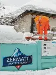  ?? Foto: Wenger, dpa ?? Zermatt im Ausnahmezu­stand: Tausende sind eingeschne­it.