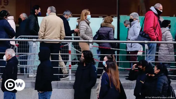  ?? ?? Entrada del centro de vacunación instaladad­o en el palacio de los deportes Wizink Center de Madrid, en una imagen del primero de diciembre.