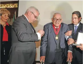  ?? — Photo by Yasser Al-Zayyat ?? KUWAIT: Palestinia­n Ambassador to Kuwait Rami Tahboub honors Khairy Saleh Abu Al-Jabeen.