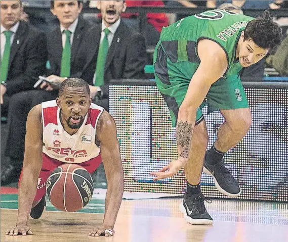  ?? FOTO: PERE PUNTÍ ?? Duelo desigual Tabu y Laprovitto­la pelean por un balón en el partido disputado ayer a la mañana que acabó con una sonrojante derrota de los hombres de negro