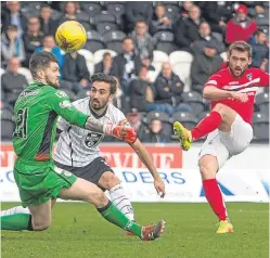  ?? Picture: Craig Brown. ?? While Dunfermlin­e threatened, St Mirren keeper Billy O’Brien kept a clean sheet.