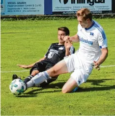  ?? Foto: Reinhold Radloff ?? Vollen Einsatz zeigten trotz der Hitze der TSV Bobingen (in Schwarz) und Erkheim am Wiesenhang. Für die Di Santo Schützling­e hat er sich gelohnt.