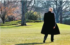  ??  ?? Donald Trump pasa uno de cada cuatro días en los campos de golf.