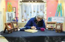  ??  ?? نورا الغزّي تنفذ إحد أعمالها القاهرة: الوطن