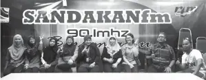  ??  ?? DJ MIRNA (tengah) bersama Junela (empat kiri) serta sebahagian guru pengiring ketika lawatan sambil belajar di RTM Sandakan.