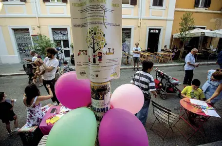  ?? (foto Claudio Guaitoli) ?? I bimbi del Pigneto alle prese con i disegni