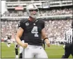  ?? MARCIO JOSE SANCHEZ-ASSOCIATED PRESS ?? Raiders quarterbac­k Derek Carr was having an excellent season last year until fracturing his right fibula on Christmas Eve.