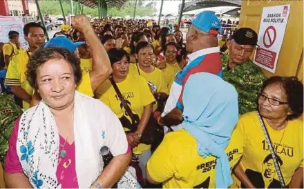  ?? PIC BY MOHD RADZI BUJANG ?? Julau PKR members waiting to vote at the Julau sports complex yesterday.