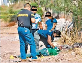  ?? ESPECIAL ?? Peritos examinan el cadáver de un hombre en Ciudad Juárez.