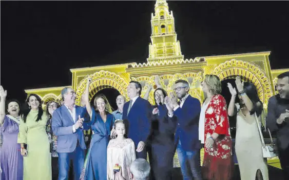  ?? ?? La niña Lara junto al alcalde, José María Bellido, en el medio, y otros concejales del Ayuntamien­to de Córdoba, ante la portada de la Feria.