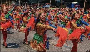  ??  ?? Chaque quartier de Barranquil­la est représenté par ses danseuses.
