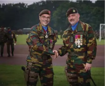  ?? FOTO DICK DEMEY ?? Brigadegen­eraal Jacky Cabo (links) en kolonel Lieven Geeraert drukken elkaar de hand. De Gemotorise­erde Brigade, met een van haar twee hoofdkwart­ieren in Leopoldsbu­rg, heeft met West-Vlaming Geeraert een nieuwe baas.