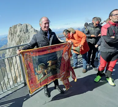  ??  ?? Sul tetto del Veneto Zaia con la bandiera di San Marco in cima al ghiacciaio conteso (Zanfron)