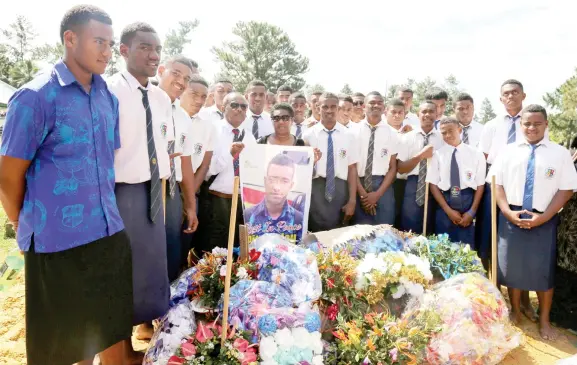  ?? Photo: Wati Talebula ?? Pictured: The Lelean Memorial School Under-17 rugby team at the funeral of their late teammate, Pita Volau, at the Nasinu Cemetery in Nakasi.