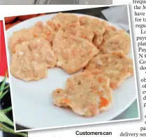  ??  ?? Customersc­an have their meat cakes either boiled or deep-fried.