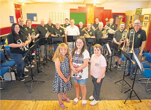  ?? Pictures: Kim Cessford. ?? From left, the trio who left the donation, Kaitlyn Hynd, 10, Hailie Waugh, 9, and Maya Ellis, 10, with the band.