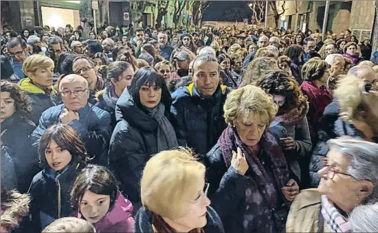  ?? AJUNTAMENT DE SANT JOAN DESPÍ ?? Concentrac­ió davant l’Ajuntament de Sant Joan Despí per l’assassinat d’una de les veïnes, la Rosa, en mans de la seva parella