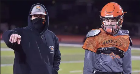  ?? PETE BANNAN – MEDIANEWS GROUP ?? Marple Newtown head coach Chris Gicking, left, one of the best quarterbac­ks in the school’s history, and current quarterbac­k star Joe Paoletti work at a practice session Monday evening ahead of their Thanksgivi­ng Eve meeting with Garnet Valley for the Central League title.