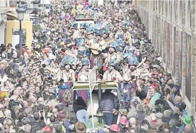  ?? JESÚS MARÍN ?? Imagen de archivo de los exteriores del mercado de Abastos durante un domingo de coros.