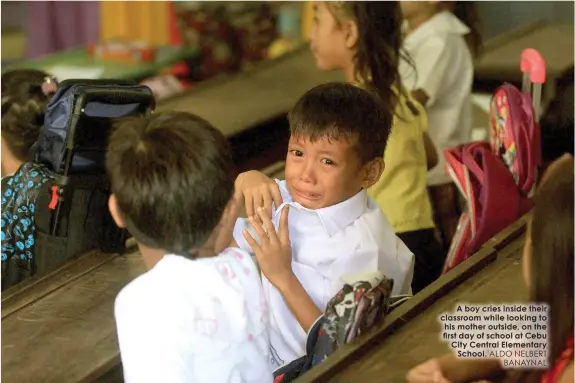  ?? ALDO NELBERT
BANAYNAL ?? A boy cries inside their classroom while looking to his mother outside, on the first day of school at Cebu City Central Elementary­School.